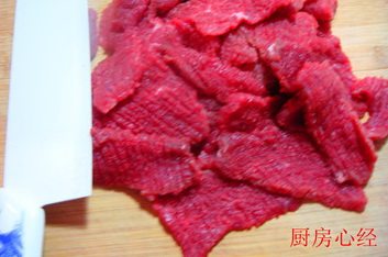 沙茶牛肉,肉片的二面都要用刀刃轻轻的斩断纤维组织