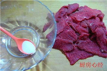 沙茶牛肉,用清水100克化解3克的“松肉粉”，软化肉片，才能够确保肉片的软嫩。