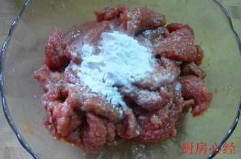 沙茶牛肉,最后加入淀粉，抓匀即可，也可适当加入封油覆盖，腌制10分钟。