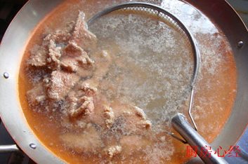 沙茶牛肉,锅中做开水，水开后关火下入肉片，变色后捞出。