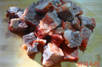 罐焖牛肉,牛肉自然冷却后，切成方块备用。