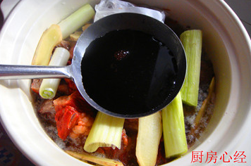 罐焖牛肉,再倒入1-2手勺的李锦记红烧汁，视个人喜好而定。