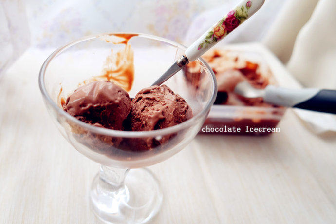 黑巧克力冰淇淋
