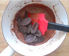 黑巧克力冰淇淋,离火加入黑巧克力碎，搅拌至完全融化。