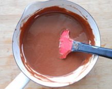 黑巧克力冰淇淋,把6倒回锅子，边搅拌边小火加热至75-80度，液体变浓稠，过筛倒入1，混合均匀。