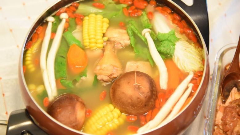 粤式鸡火锅,汤底煲好后可以放进鸡块等等烫熟吃。