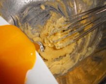 黄金椰丝球,分次加入蛋黄，打发均匀。（避免油水分离）