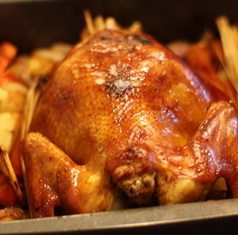 香茅烤鸡,在烘烤的过程中可以取出扫一层酱汁，整个制作过程烘烤50分钟即可。