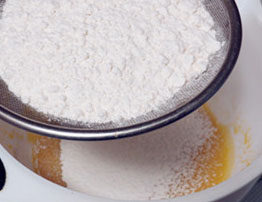 杏仁奶油枫糖蛋糕,加入过筛的低筋面粉