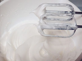 杏仁奶油枫糖蛋糕,蛋白用电动打蛋器打至粗泡，分三次加入白砂糖，打至偏硬性发泡