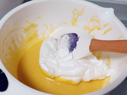 杏仁奶油枫糖蛋糕,取1/3蛋白霜加到蛋黄糊中，拌匀