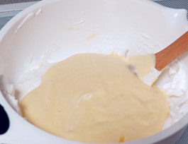 杏仁奶油枫糖蛋糕,再将面糊倒进剩下的蛋白霜里，刮刀从底部轻轻捞起翻向中间，快速轻盈的拌匀，制成蛋糕糊