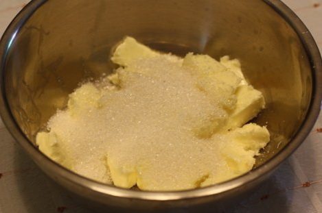 香蕉磅蛋糕,细砂糖加入软化的黄油中。