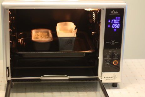 香蕉磅蛋糕,把蛋糕面糊放入170°C预热好的烤箱中层，烘烤50分钟。