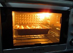 狮子肉松小餐包,烤箱预热180度，将模具放入烤箱内，温度改170度，上下火烤18分钟即可。