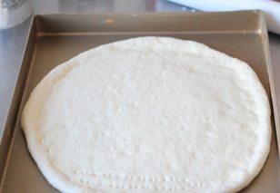 金枪鱼披萨,揉好的面团松弛10分钟，擀成饼状，边高一点。