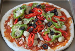 金枪鱼披萨,放上口蘑、橄榄、青红椒。