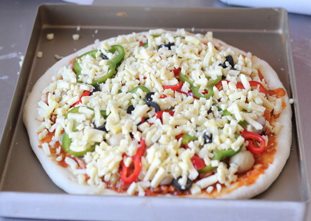 金枪鱼披萨,在撒上一层马苏里拉奶酪，放入烤箱200度烤20分钟左右即可。