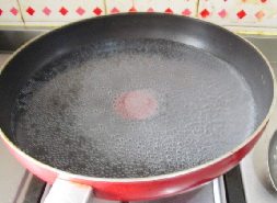 双色贝果 ,第二次发酵完毕后，这个时候烤箱开始预热200度。取一锅注入清<a style='color:red;display:inline-block;' href='/shicai/ 156925'>水</a>,放一勺糖,加热至沸腾前状态。