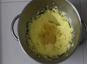 橙香磅蛋糕,黄油打到 蓬松，成羽毛状，分次放入全蛋液，每次加入全蛋液都打至完全吸收。