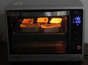 橙香磅蛋糕,放入预热170度的烤箱中层30分钟左右。