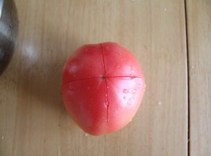 番茄菜花,西红柿用刀在顶部切个十字口，划破表皮即可。