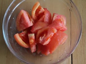 番茄菜花,去皮的西红柿切小块。