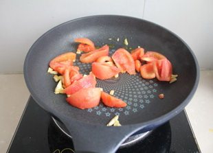 番茄菜花,放入西红柿翻炒。