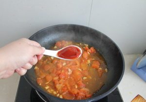 番茄菜花,放入番茄酱调味。