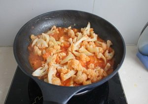 番茄菜花,放入菜花翻炒，炖至汤汁收浓稠即可。