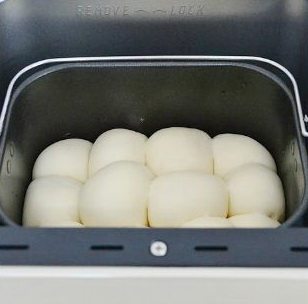 波波球果酱吐司,机桶表面盖一块湿毛巾，室温（现在室温28室）（也可以选择机器酸奶功能发酵）发酵了一小时40分钟，到桶的七分满。