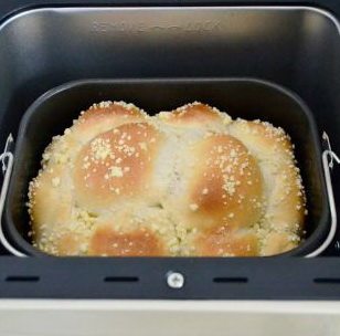 波波球果酱吐司,开机，让机器自动烘烤40分钟，40分钟后机器会发出提示声，然后带上隔热手套，小心将烤好的面包倒出来。