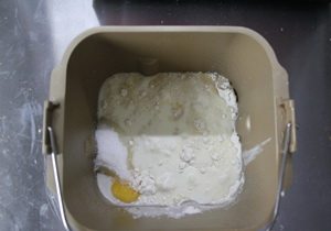 肉桂卷,把除去黄油之外的材料全部放入面包机，水可以留出10克，因为面粉的干燥度不同吸水度也不同，酌量添加