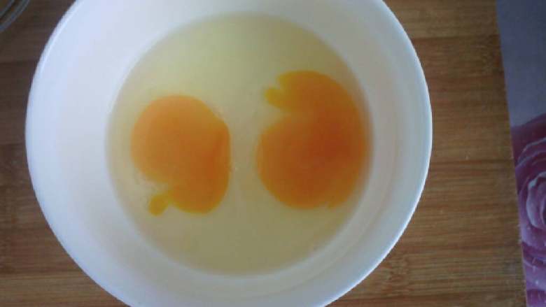 疏乐惠有机虫虫蒸蛋,把鸡蛋打入碗中。