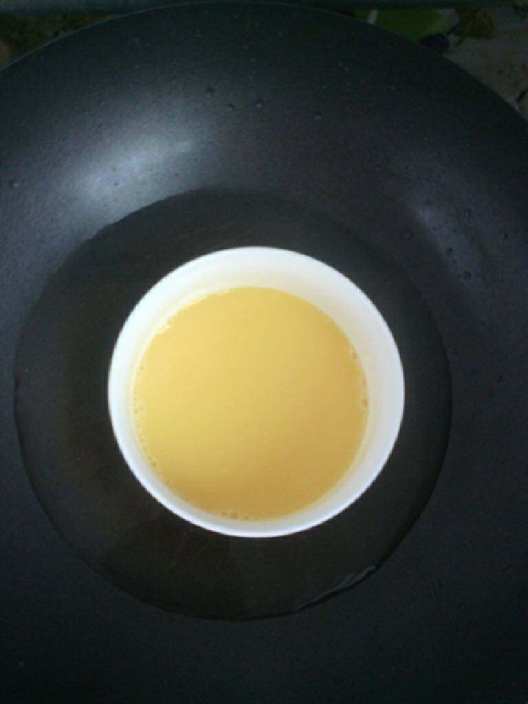 疏乐惠有机虫虫蒸蛋,锅中加入适量水并把鸡蛋放入锅中。