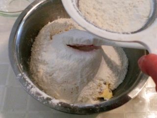 蔓越梅饼干,筛入低筋面粉  这时手动打蛋器可以不要了  