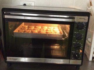 蔓越梅饼干,烤箱预热5分钟 放入烤箱中层 上火170度 下火130度 15-20分钟 