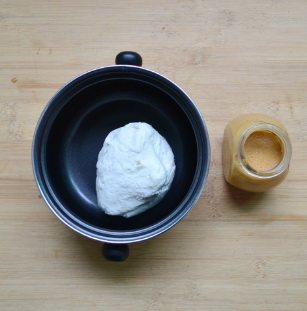 黑芝麻杂粮糊汤圆,糯米粉加入开水和猪油，用筷子拌匀，等稍凉一点的时候，用手揉成光滑的面团。