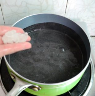 黑芝麻杂粮糊汤圆,将打好的杂粮糊倒出来，放入锅里，再加入适量的冰糖，小火一边搅拌一边煮至冰糖完全溶化。