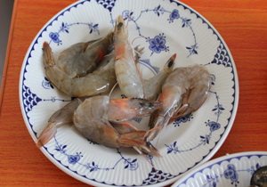 西班牙海鲜饭,大虾开背去掉虾线。