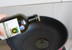 西班牙海鲜饭,锅内倒入少许橄榄油。