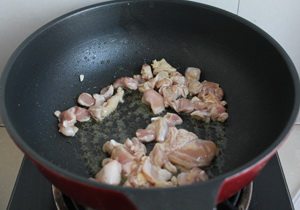 西班牙海鲜饭,放入鸡腿肉慢慢炒至焦黄，吐出鸡油。