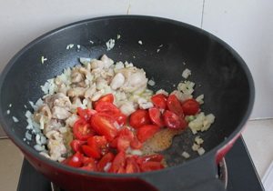 西班牙海鲜饭,在放入小西红柿炒软烂。