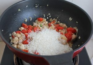 西班牙海鲜饭,放入大米，最好不要淘洗。