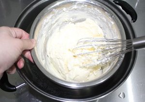 冻芝士蛋糕,奶油奶酪隔热水软化，搅拌无颗粒状态。