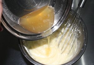 冻芝士蛋糕,融化的吉利丁片放入奶油奶酪里。