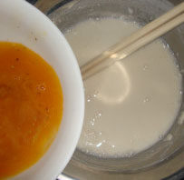 蔬菜大阪烧,一小碗面粉加多半碗水，和成面糊