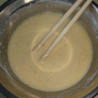 蔬菜大阪烧,打一个鸡蛋，蛋液里加盐和胡椒，倒入面糊，继续搅拌