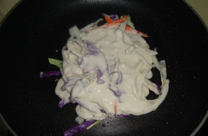 蔬菜大阪烧,平底锅锅底刷一层薄油，放入手指厚度的蔬菜糊，中火煎