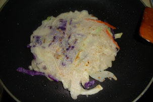 蔬菜大阪烧,煎五分钟后，面饼已经熟了一面，翻个，继续煎另外一面，直到两面全部金黄